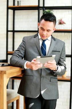 İşadamı tablet haber okuma