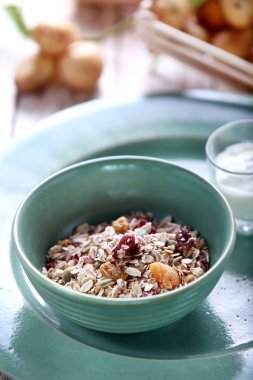 bir kase müsli berry ve kuru üzüm ile
