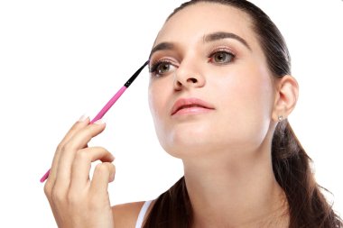 güzel model kaşlarını için gölge fırça kullanarak