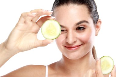 Salatalık dilimleri tutan güzel beyaz model