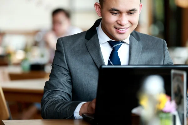 Affärsman surfa på internet på sin laptop — Stockfoto