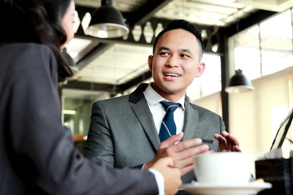 Dos empresarios discutiendo nuevo proyecto — Foto de Stock