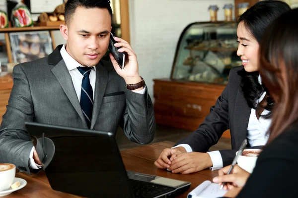 Grupo de empresários reunidos no café — Fotografia de Stock