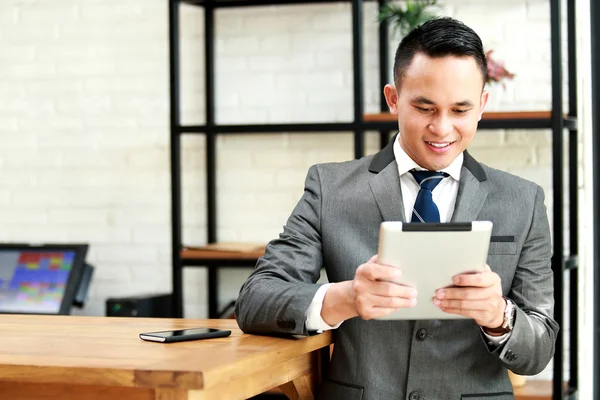 Biznesmen czytanie wiadomości na tabletki — Zdjęcie stockowe