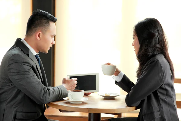 Zwei Geschäftsleute treffen sich in der Kaffeepause — Stockfoto