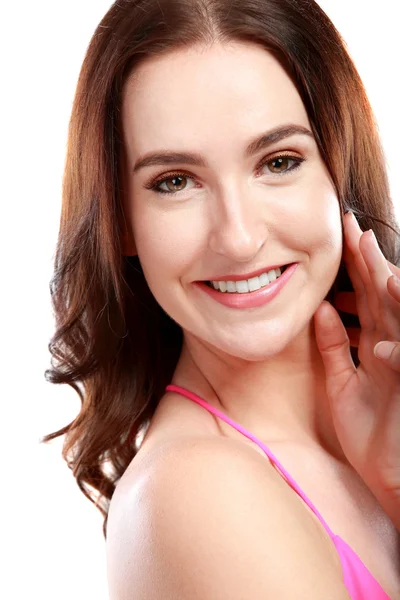 Hermosa modelo sonriendo con maquillaje natural — Foto de Stock