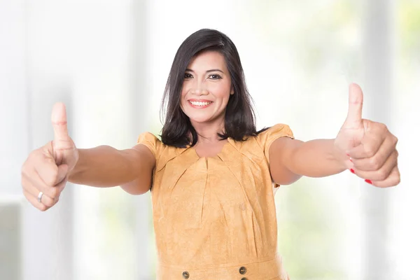 Reife asiatische Frau posiert vor der Kamera und zeigt zwei Daumen nach oben — Stockfoto