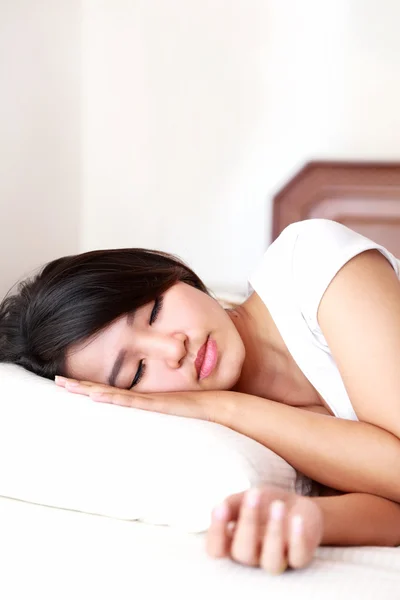 快適な眠りをする美しい女性 — ストック写真