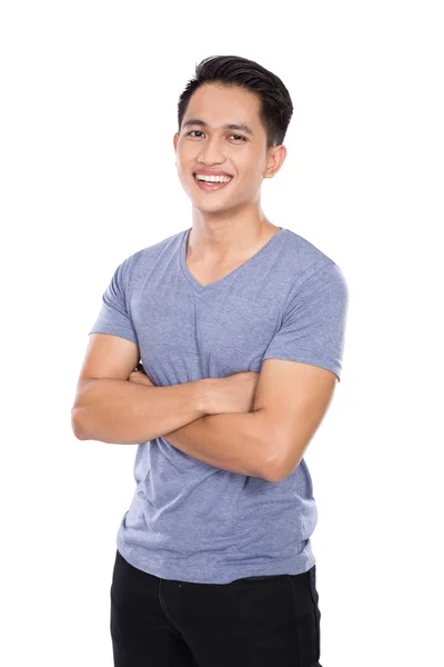 Joven asiático posando sobre el fondo blanco, brazos cruzados — Foto de Stock