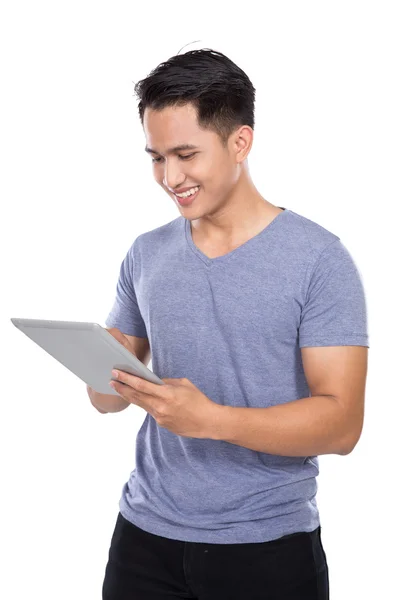 Młody człowiek Asian gospodarstwa cyfrowy dotykowy ekran typu tablet komputer o — Zdjęcie stockowe