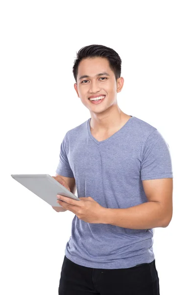 Joven hombre asiático sosteniendo una tableta digital de pantalla táctil o — Foto de Stock