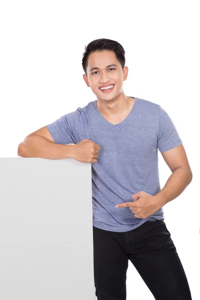 Giovane asiatico uomo holding un blank banner — Foto Stock