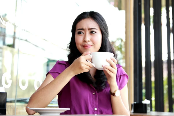 Bella ragazza che beve una tazza di tè — Foto Stock