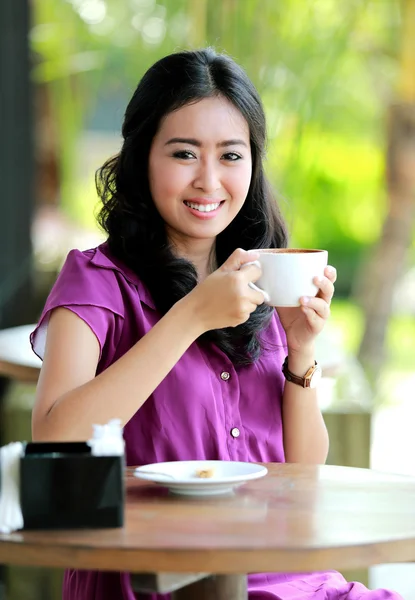 一杯のコーヒーを保持しながら笑みを浮かべて美しい女性 — ストック写真