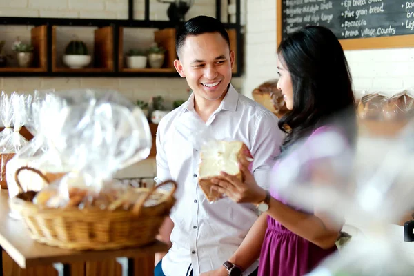 Felicidade de jovens casais de compras na padaria — Fotografia de Stock