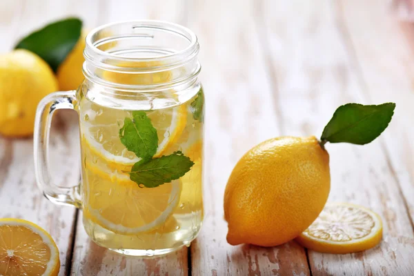 Citronová šťáva naplněná vodou ingredience — Stock fotografie