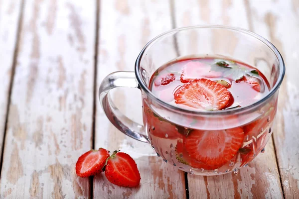 Un vaso de agua infundida de fresa — Foto de Stock