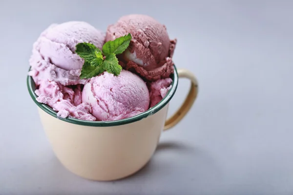 Misturar colheres de sorvete na xícara para sobremesas — Fotografia de Stock