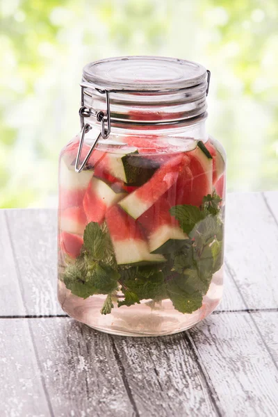 Bebida de fruta fresca de verão. fruto Mistura de água aromatizada com água me — Fotografia de Stock