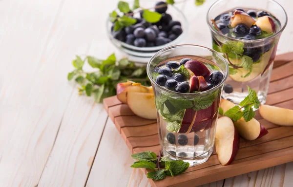 Bebida de fruta fresca de verão. fruta Mistura de água aromatizada com maçã, b — Fotografia de Stock