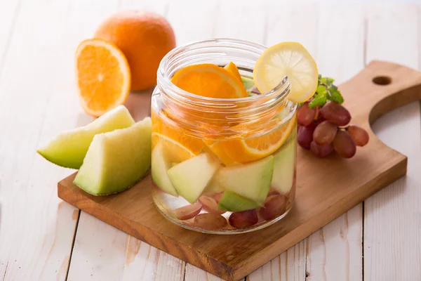 Bebida de fruta fresca de verão. frutas Mistura de água aromatizada com laranja , — Fotografia de Stock