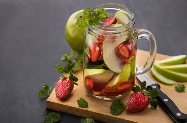 Sommerfrischgetränk. Wasser mit Fruchtgeschmack und Erdbeere — Stockfoto