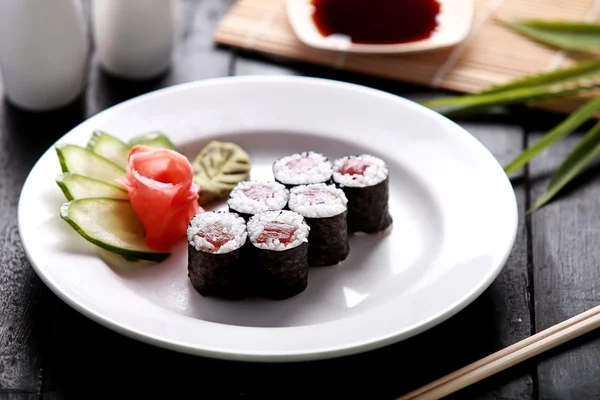 Japanisches Thunfisch-Rollsushi — Stockfoto