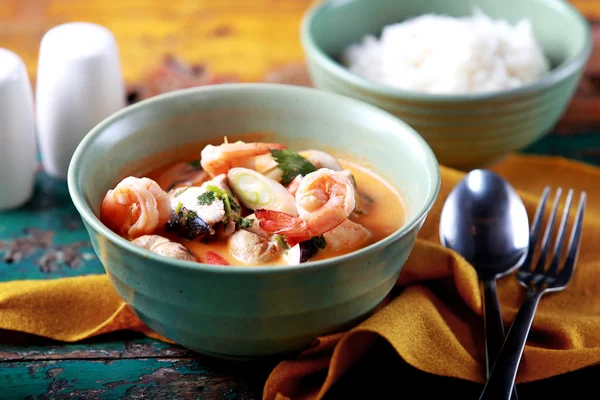 Een kom van Thaise tom yam soep — Stockfoto