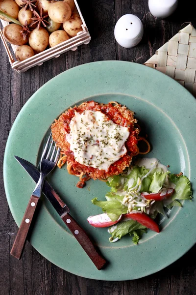 Frango parmigiana com salada — Fotografia de Stock