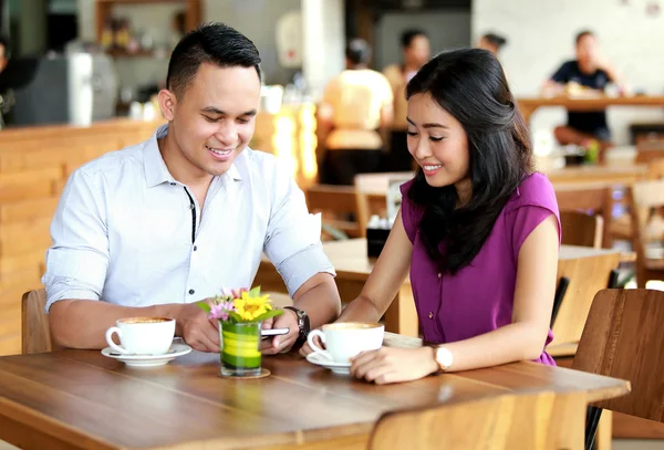 Счастливая пара знакомится в кафе — стоковое фото