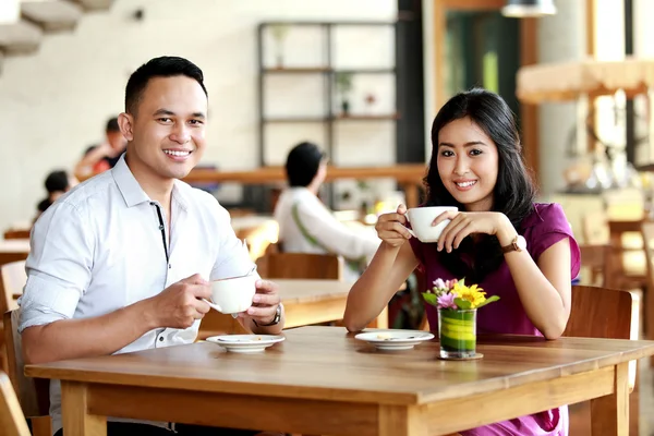 Feliz pareja pasar un buen rato en la cafetería — Foto de Stock