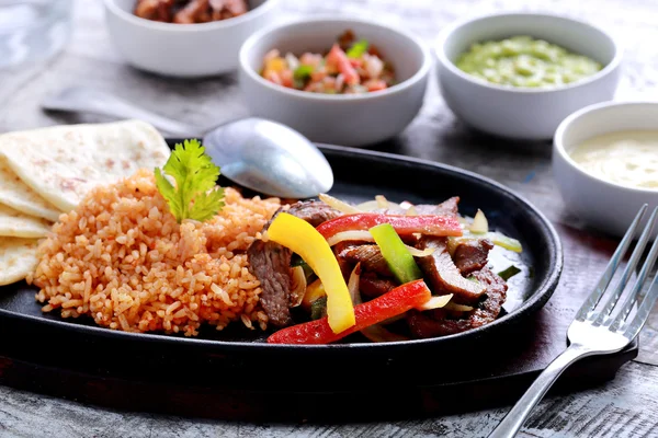 Carne mexicana fajitas com tortilhas de farinha e arroz — Fotografia de Stock