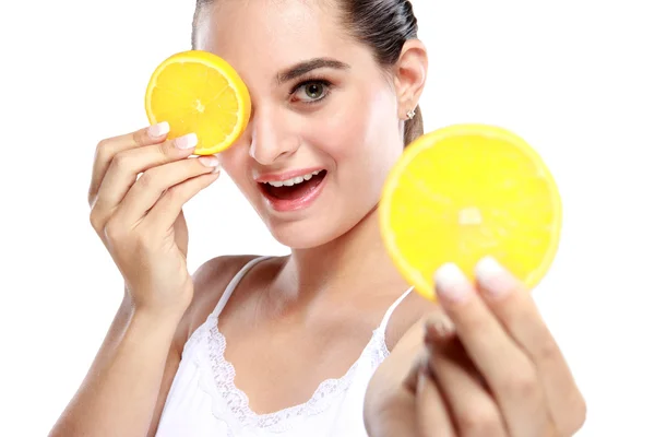 개최 하 고 레몬 슬라이스를 보여주는 아름 다운 여자 — 스톡 사진