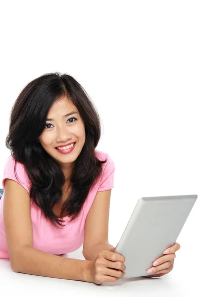 Jeune femme asiatique avec un comprimé pc, couché sur le plancher isolat — Photo