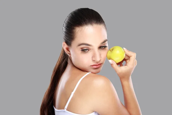 Красивая белая женщина с яблоком в руке — стоковое фото