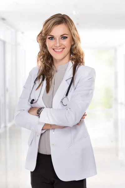 Kadın doktor kollarını kavuşturup gülümsüyor. — Stok fotoğraf