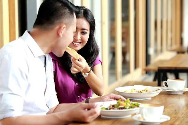 Casal romântico namoro e almoçar juntos — Fotografia de Stock