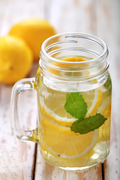 Lemon infused water for refreshment — Stock Photo, Image