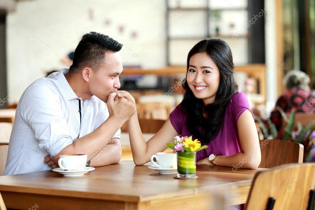 man kissing his girlfriend hands during dating