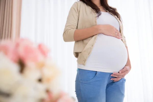 Zwangere vrouw raakt haar buik aan — Stockfoto