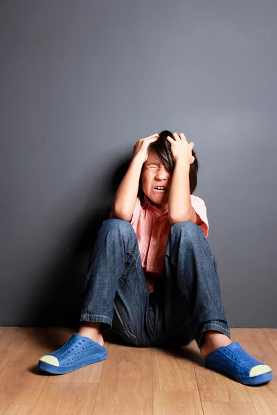 Um menino se sentir tonto enquanto segurando a cabeça — Fotografia de Stock