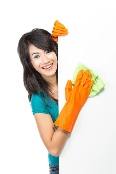 Hermosa joven asiática mujer usando guantes de goma limpieza de la w —  Fotos de Stock