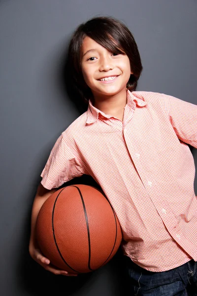 Attraktiv liten pojke leende medan du håller basket — Stockfoto