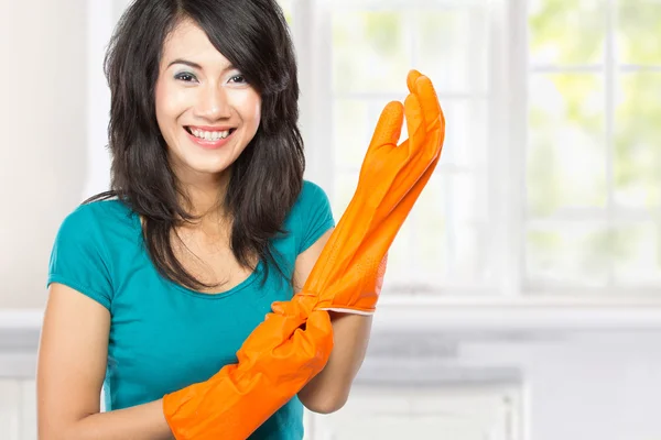 Beautiful young asian woman wearing rubber gloves ready to do ch — Stock Photo, Image