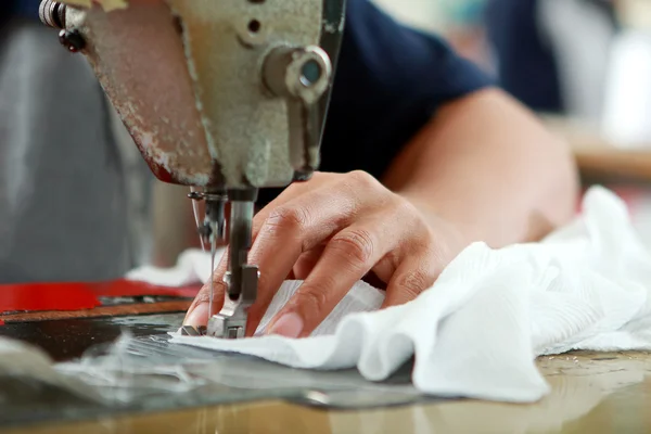 Mãos de costura costureira usando máquina de costura industrial — Fotografia de Stock