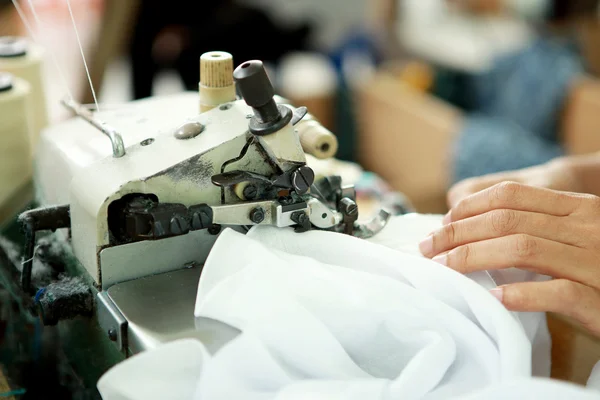 Máquina de costura industrial e item de vestuário — Fotografia de Stock