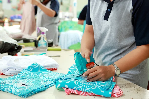 Labelling process for cloting product — Stock Photo, Image