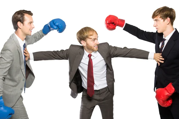 Конкурс двух бизнесменов в боксёрских перчатках с медиатором — стоковое фото