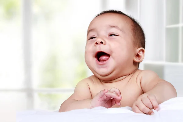 Adorabile bambino ridere sul letto — Foto Stock