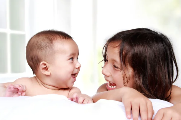 Adorável bebê rindo junto com seu irmão — Fotografia de Stock